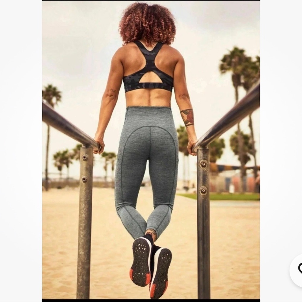 ATHLETA ULTIMATE STASH POCKET 7/8 CAPRI TIGHT - SIZE SMALL, GRAY HEATHER